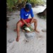 Taai nous prépare du poisson cru à la noix de coco façon tahitienne. Excellent