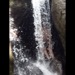 Petite baignade dans une piscine naturelle ornée d'une petite cascade